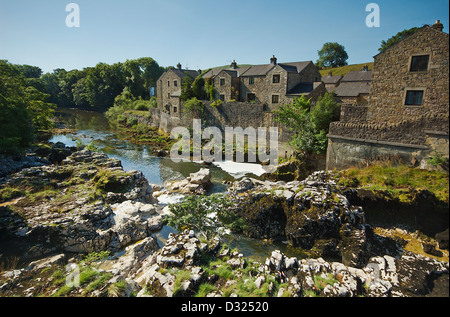 À la recherche de l'autre côté de la rivière Wharfe vers Linton près de Grassington dans le Yorkshire Dales Banque D'Images