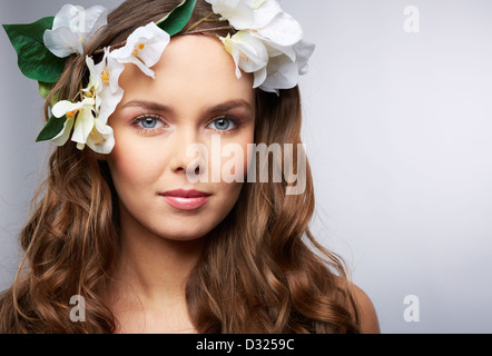 Portrait en gros plan d'une jolie fille avec un ressort hairstyle Banque D'Images