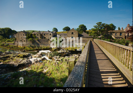 À la recherche de l'autre côté de la passerelle au-dessus de la rivière Wharfe à Grassington vers Linton Banque D'Images