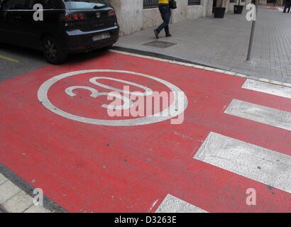 Un panneau routier indiquant une limite de vitesse de 30 km par heure est collé à l'un de tramac street crossing à Barcelone, Espagne, 27 janvier 2013. La maison a été conçue et construite par l'architecte espagnol Antonio Gaudi entre 1906 et 1910. Photo : Jens Kalaene Banque D'Images