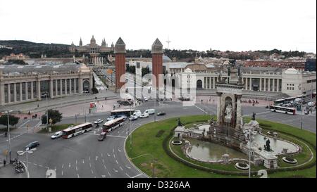 Le trafic important se précipite autour du rond-point de la Plaza de España à Barcelone, Espagne, le 22 janvier 2013. Photo : Fabian Stratenschulte Banque D'Images