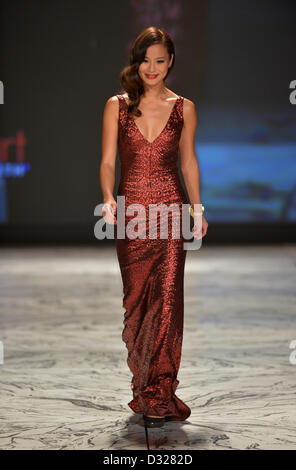 NEW YORK, NY - 06 février : Jamie Chung portant David Meister promenades la piste au Cœur de la collection Vérité robe rouge à l'automne 2013 Mercedes-Benz Fashion Week au Hammerstein Ballroom, le 6 février 2013, dans la ville de New York. Banque D'Images