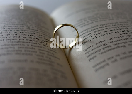 Close up de l'anneau de mariage couché sur un livre ouvert Banque D'Images