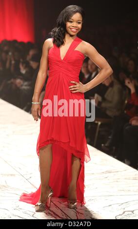 Gabrielle Douglas présents pour la vérité du coeur robe rouge de la piste Collection Fashion Show - Pt. 2, Hammerstein Ballroom, New York, USA. Le 6 février , 2013. Photo par : Andres Otero/Everett Collection/Alamy live news Banque D'Images