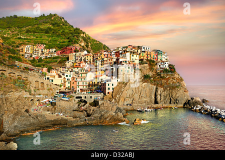 Photo du port de pêche de Manarola au coucher du soleil , Parc National des Cinque Terre, ligurie, italie Banque D'Images