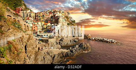 Photo du port de pêche de Manarola au coucher du soleil , Parc National des Cinque Terre, ligurie, italie Banque D'Images