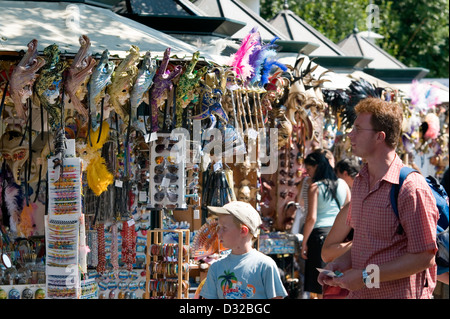 Masques de Venise pour la vente aux touristes à San Marco, Venise, Italie. Banque D'Images