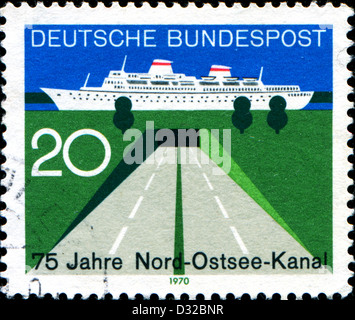 Allemagne -VERS 1970:un timbre imprimé en République fédérale d'honorer 75 anniversaire du canal de Kiel, vers 1970 Banque D'Images