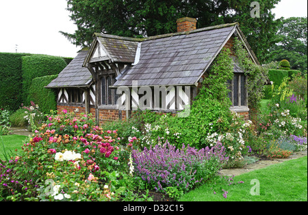 Le bâtiment à colombages connu sous le plateau Cottage dans l'arbuste Rose Garden à Arley Hall gardens Cheshire England UK Banque D'Images