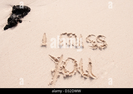 Je m'ennuie de vous écrit dans le sable d'une plage Banque D'Images
