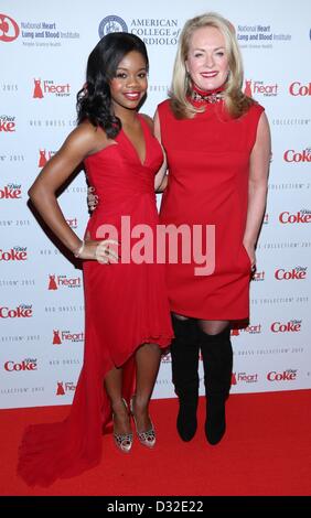 Gabrielle Douglas, Pamella Roland présents pour la vérité du coeur's Red Dress collection Fashion Show Piste, Hammerstein Ballroom, New York, NY Le 6 février 2013. Photo par : Andres Otero/Everett Collection Banque D'Images