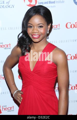 Gabrielle Douglas présents pour la vérité du coeur robe rouge de la piste Collection Fashion Show, Hammerstein Ballroom, New York, NY Le 6 février 2013. Photo par : Andres Otero/Everett Collection Banque D'Images