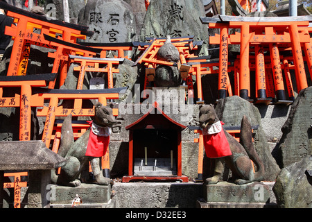 Fushimi Inari Taisha à Kyoto Prefecture du Japon. Célèbre sanctuaire shinto. Des statues de messagers (fox) kitsune. Banque D'Images