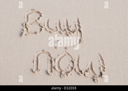 Achetez écrit dans le sable d'une plage Banque D'Images