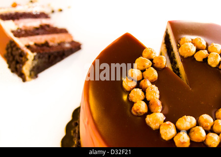 Chocolat GOurmet, noisette, caramel et gâteau sur fond blanc. Banque D'Images