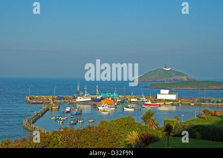 Phare de l'île et du port de Ballycotton au crépuscule. Co Cork Irlande Avril Banque D'Images