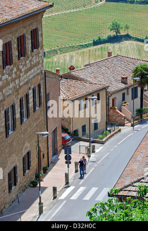 Vue sur les rues et les vignobles de Montepulciano photographié d'en haut à l'intérieur de la ville fortifiée. Banque D'Images