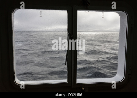 - La mer de la fenêtre de l'Akademik Sergey Vavilov -brise-glace russe utilisé comme un bateau de croisière pour les régions polaires. Groenland Banque D'Images