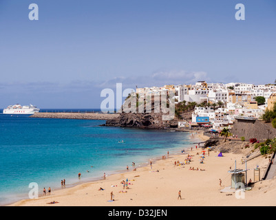 Un bateau arrive au port de Morro Jable, Fuerteventura, Îles Canaries. Banque D'Images