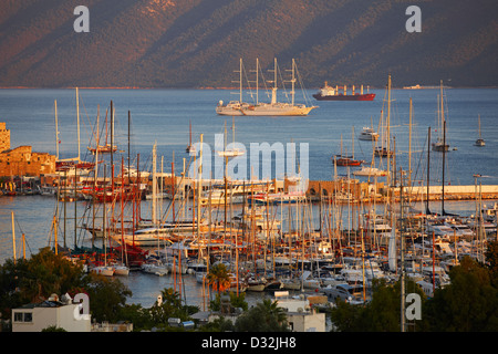 Vue imprenable sur les bateaux de la marina de Bodrum au coucher du soleil. Bodrum, province de Mugla, Turquie. Banque D'Images