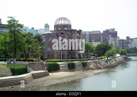 Le dôme de Genbaku, également connu sous le nom de dôme de la bombe atomique, est un point de repère à Hiroshima, au Japon. C'était la seule structure restée debout après le bombardement atomique de 1945 et sert maintenant de symbole de paix et de mémorial. Banque D'Images
