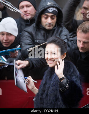 Berlin, Allemagne. 7 février 2013. L'actrice Zhang Ziyi en provenance de Chine arrive pour le photocall de "Le Grand Maître" ('Yi Dai zong shi') durant le 63ème Festival du Film de Berlin, Berlinale, à Berlin, Allemagne, 07 février 2013. Le film a été choisi comme film d'ouverture de la Berlinale et s'exécute dans l'article officiel de compétition. Photo : Michael Kappeler/apd /afp/Alamy Live News Banque D'Images
