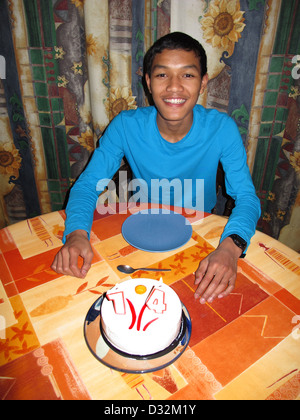 Garcon Gateau D Anniversaire Pour Ses 14 Ans Photo Stock Alamy