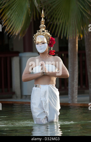 Interprète féminine dans le spectacle de danse de feu au Marriott Hotel Phuket Banque D'Images