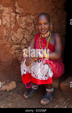 Masaï assis à sa cabane dans la manyatta, Kenya Banque D'Images