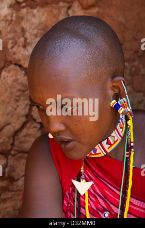 Masaï assis à sa cabane dans la manyatta, Kenya Banque D'Images