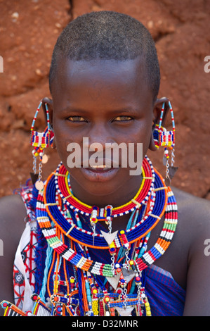 Masaï assis à sa cabane dans la manyatta, Kenya Banque D'Images