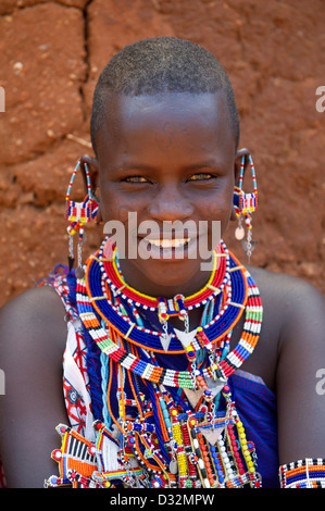 Masaï assis à sa cabane dans la manyatta, Kenya Banque D'Images