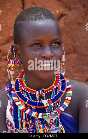 Masaï assis à sa cabane dans la manyatta, Kenya Banque D'Images