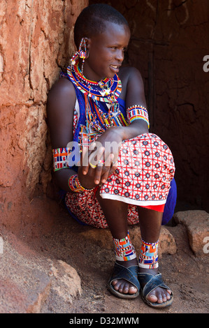 Masaï assis à sa cabane dans la manyatta, Kenya Banque D'Images