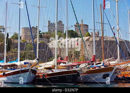 Gulets amarrés dans la marina de Bodrum au château médiéval de Saint-Pierre construit au début du XVe siècle par les Chevaliers de Saint-Jean. Bodrum, Turquie. Banque D'Images