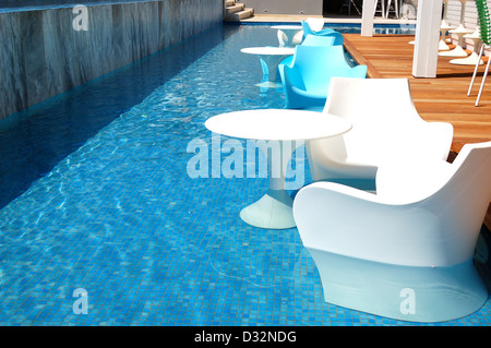 Piscine près de bar à l'hôtel de luxe moderne, Piérie, Grèce Banque D'Images