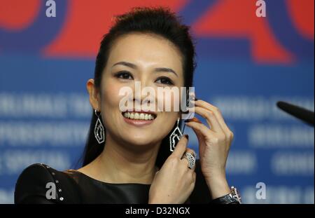 L'actrice chinoise Zhang Ziyi assiste à la conférence de presse du film 'Le Grand Maître' ('Yi Dai zong shi') au cours de la 63ème Festival International du Film de Berlin, à Berlin, Allemagne, 07 février 2013. Le film a été choisi comme film d'ouverture de la Berlinale. La 63ème Berlinale a lieu du 07 au 17 février. Photo : Hannibal Hanschke/dpa Banque D'Images