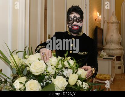 Vienne, Autriche. 7 février 2013. Fashion designer Harald Gloeoeckler pose dans sa suite de l'Hôtel Imperial une partie d'une entrevue à la presse à Vienne, Autriche, 07 février 2013. Photo : Jens Kalaene/dpa/Alamy Live News Banque D'Images