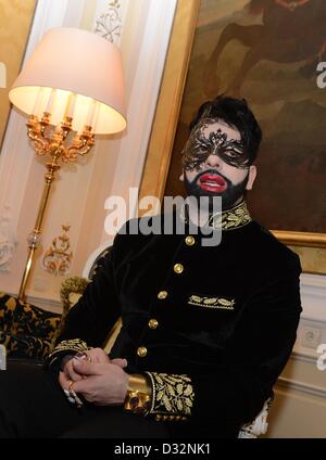 Vienne, Autriche. 7 février 2013. Fashion designer Harald Gloeoeckler pose dans sa suite de l'Hôtel Imperial une partie d'une entrevue à la presse à Vienne, Autriche, 07 février 2013. Photo : Jens Kalaene/dpa/Alamy Live News Banque D'Images