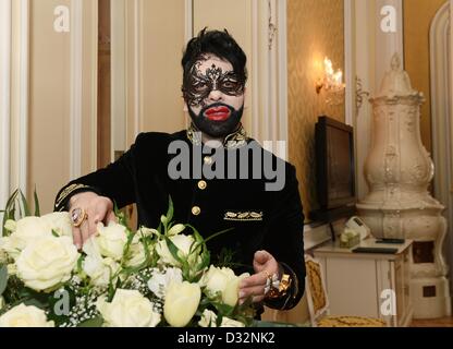 Vienne, Autriche. 7 février 2013. Fashion designer Harald Gloeoeckler pose dans sa suite de l'Hôtel Imperial une partie d'une entrevue à la presse à Vienne, Autriche, 07 février 2013. Photo : Jens Kalaene/dpa/Alamy Live News Banque D'Images