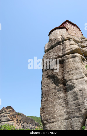 Vue du dessous sur le rocher avec Rousannou - monastère Sainte Barbara, Grèce Banque D'Images