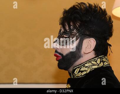 Vienne, Autriche. 7 février 2013. Fashion designer Harald Gloeoeckler pose dans sa suite de l'Hôtel Imperial une partie d'une entrevue à la presse à Vienne, Autriche, 07 février 2013. Photo : Jens Kalaene/dpa/Alamy Live News Banque D'Images