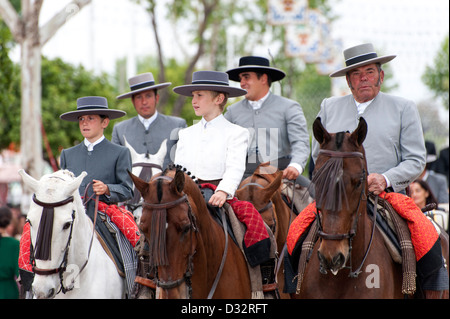 Les hommes et les enfants de l'équitation au cours de la Feria de Séville, Espagne Banque D'Images