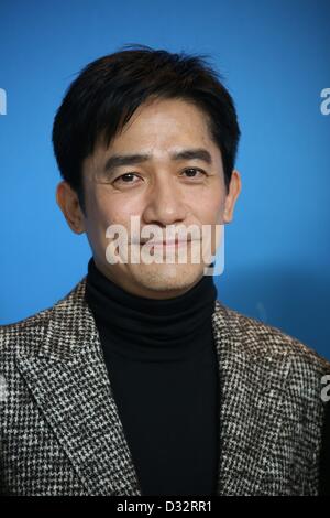 L'acteur chinois Tony Leung Chiu Wai pose à une séance de "Le Grand Maître" pendant le 63e Festival du Film de Berlin, aka Berlinale à l'hôtel Hyatt à Berlin, Allemagne, le 07 février 2013. Photo : Hubert Boesl Banque D'Images