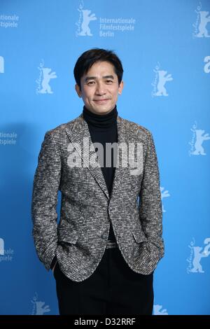 L'acteur chinois Tony Leung Chiu Wai pose à une séance de "Le Grand Maître" pendant le 63e Festival du Film de Berlin, aka Berlinale à l'hôtel Hyatt à Berlin, Allemagne, le 07 février 2013. Photo : Hubert Boesl Banque D'Images