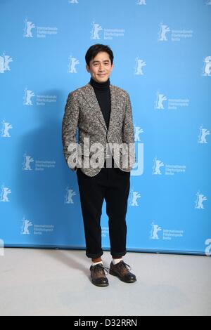 L'acteur chinois Tony Leung Chiu Wai pose à une séance de "Le Grand Maître" pendant le 63e Festival du Film de Berlin, aka Berlinale à l'hôtel Hyatt à Berlin, Allemagne, le 07 février 2013. Photo : Hubert Boesl Banque D'Images