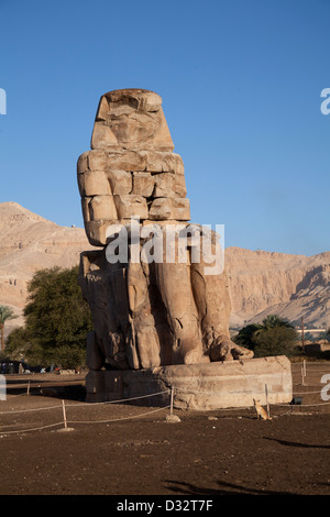 Les colosses de Memnon, deux statues d'Amenhotep 3e près de Thèbes sur la rive ouest du Nil en Egypte Banque D'Images