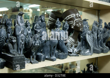 La sculpture sur pierre souvenirs de pharaons, des chats, des scarabées et des dieux en vente dans une boutique de cadeaux touristiques à Louxor Eqypt Banque D'Images