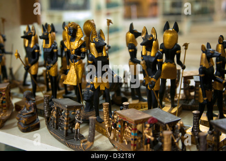 La sculpture sur pierre souvenirs de pharaons, des chats, des scarabées et des dieux en vente dans une boutique de cadeaux touristiques à Louxor Eqypt Banque D'Images