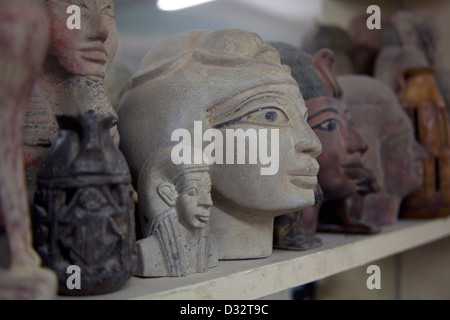 La sculpture sur pierre souvenirs de pharaons, des chats, des scarabées et des dieux en vente dans une boutique de cadeaux touristiques à Louxor Eqypt Banque D'Images